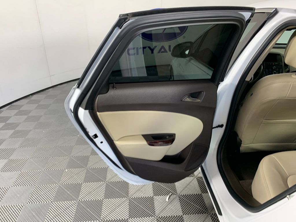 Vehicle photo 29