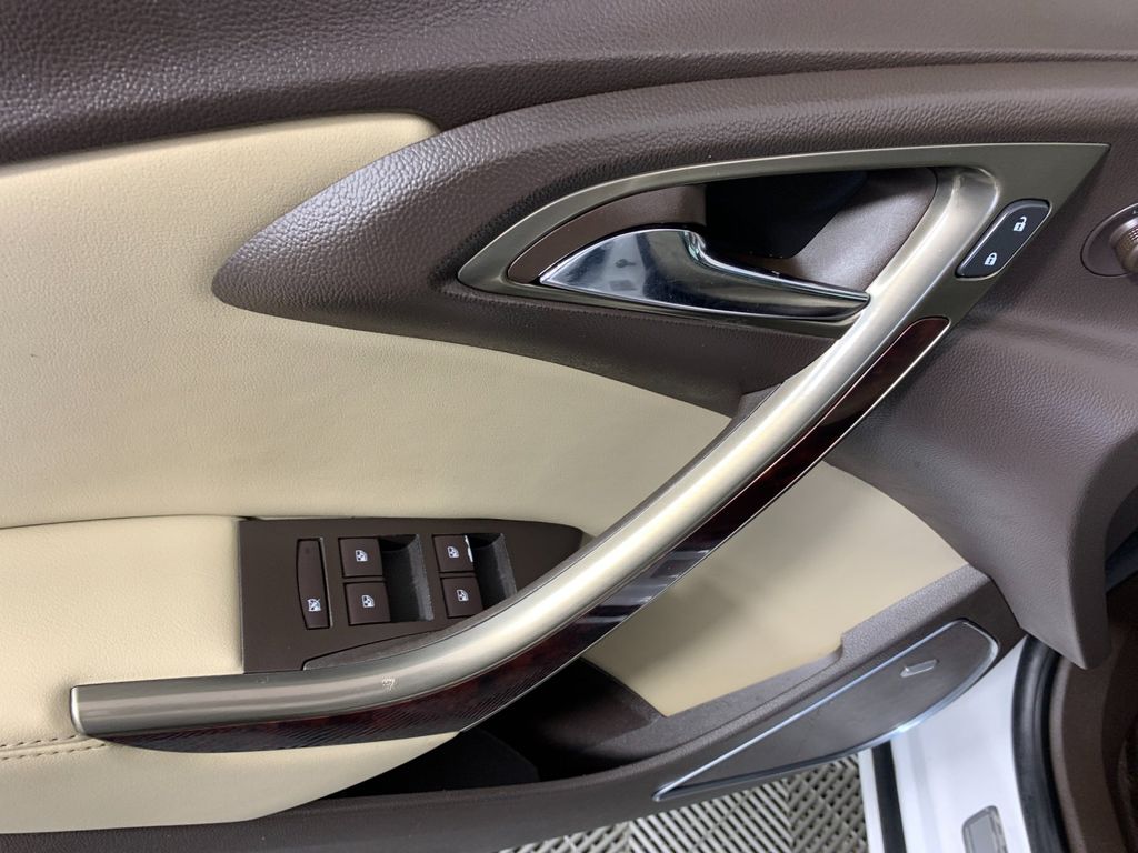 Vehicle photo 14