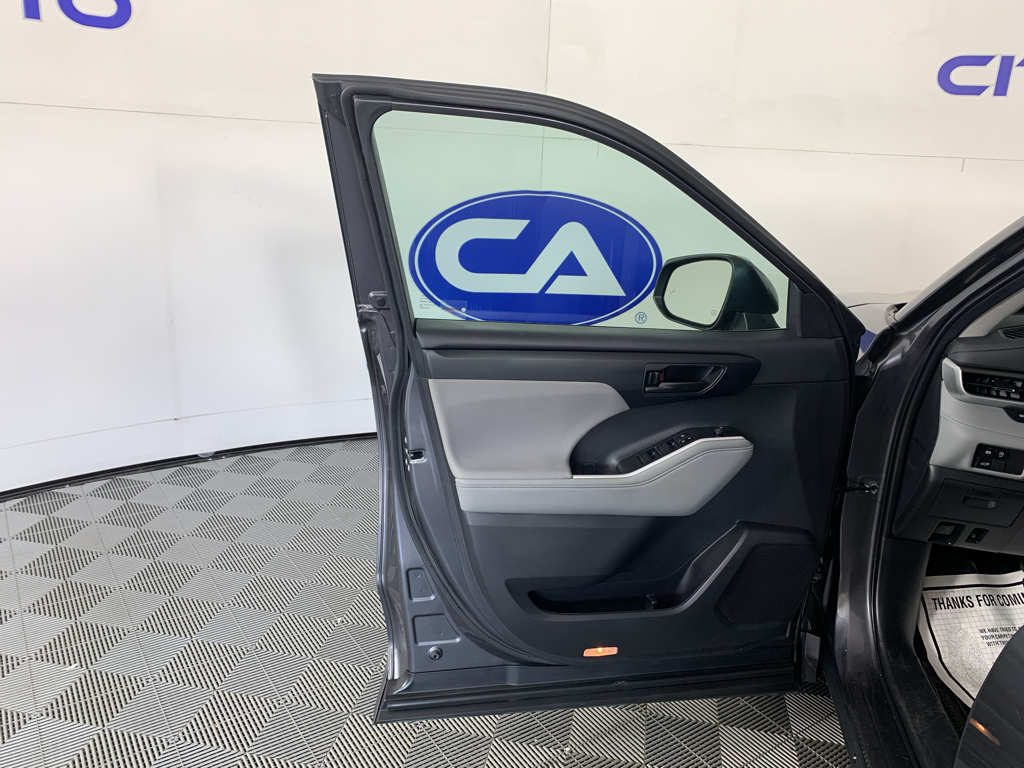Vehicle photo 13