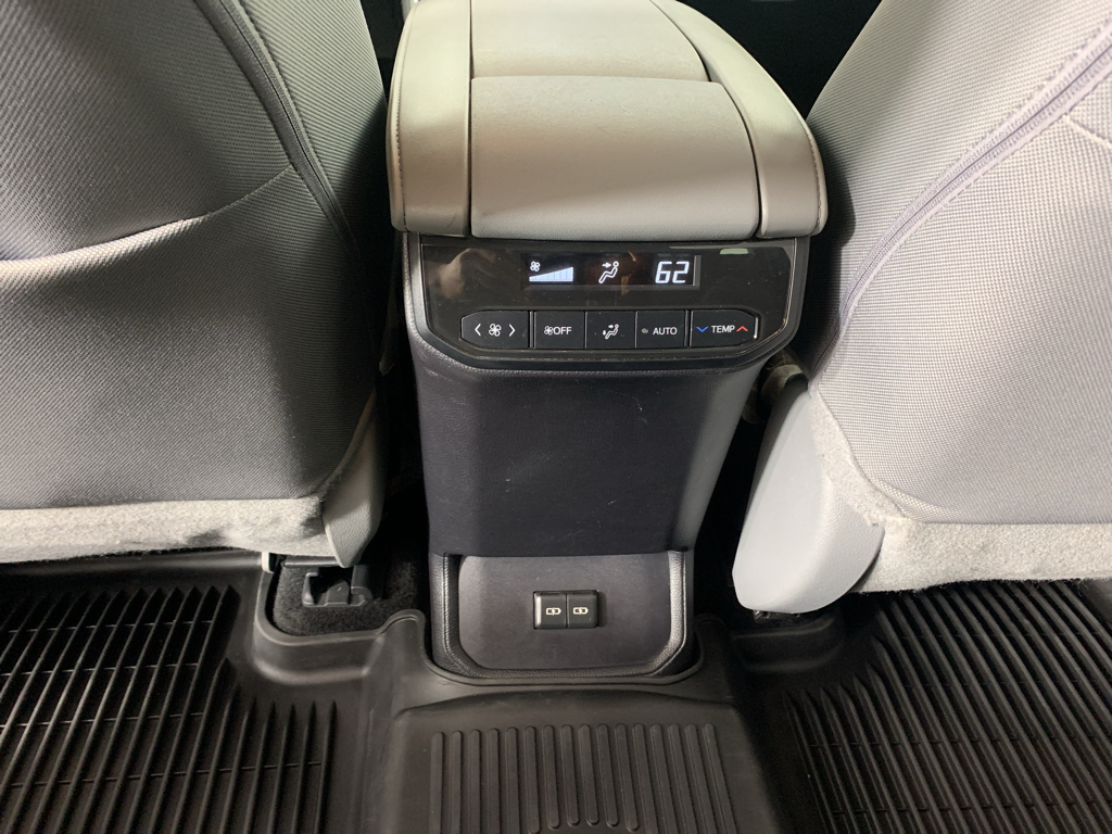 Vehicle photo 32