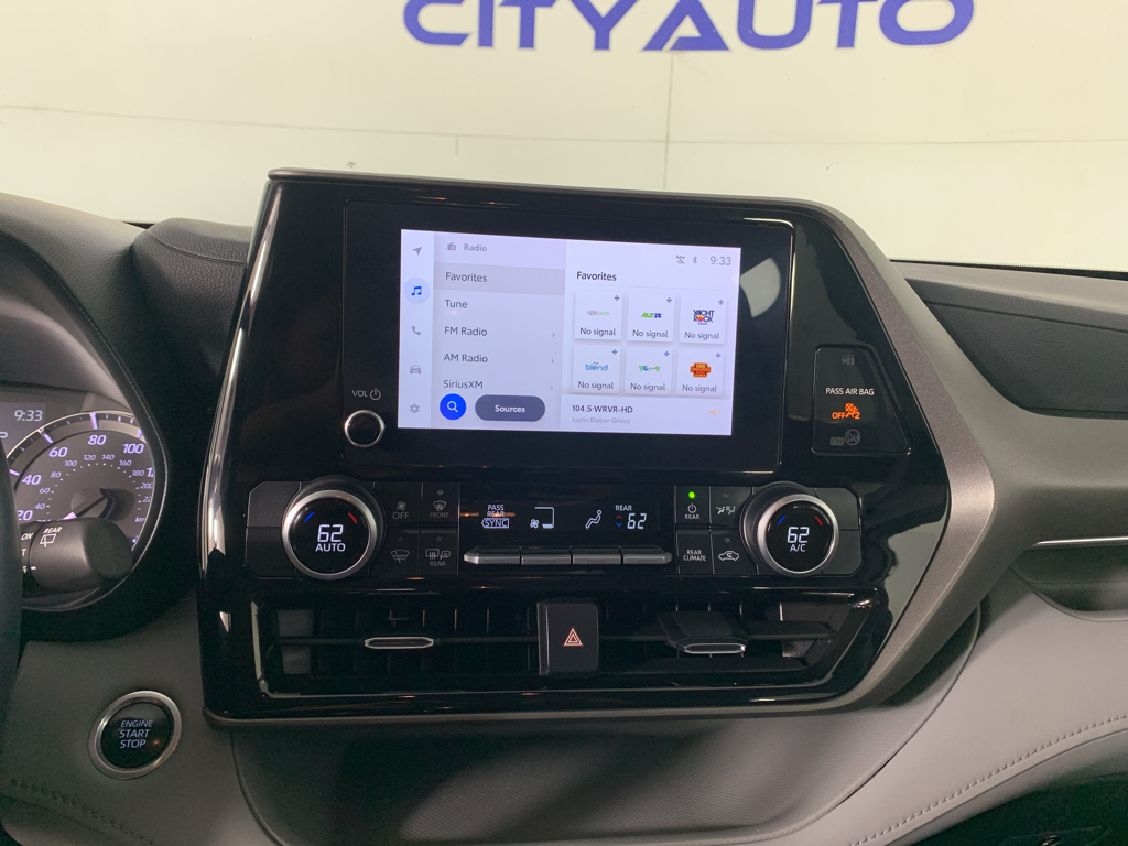 Vehicle photo 25