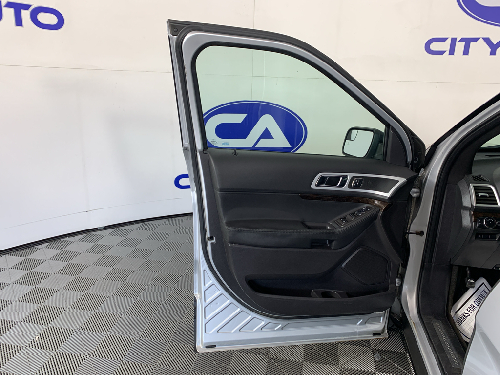 Vehicle photo 13