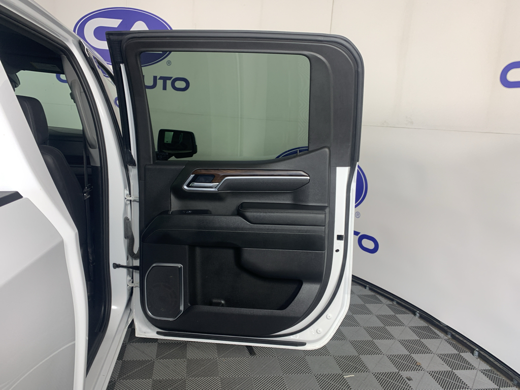 Vehicle photo 30