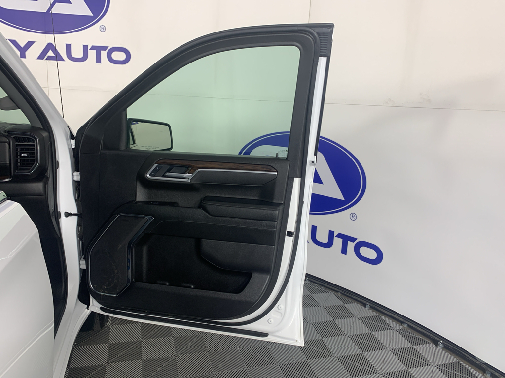 Vehicle photo 33