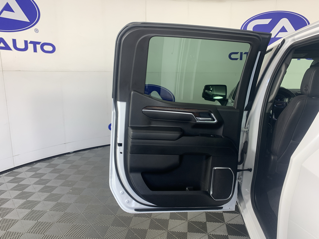 Vehicle photo 25