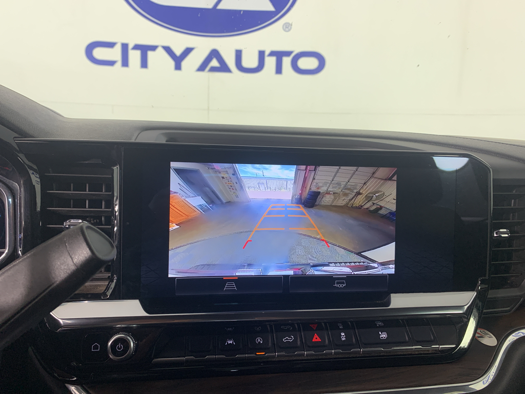 Vehicle photo 23