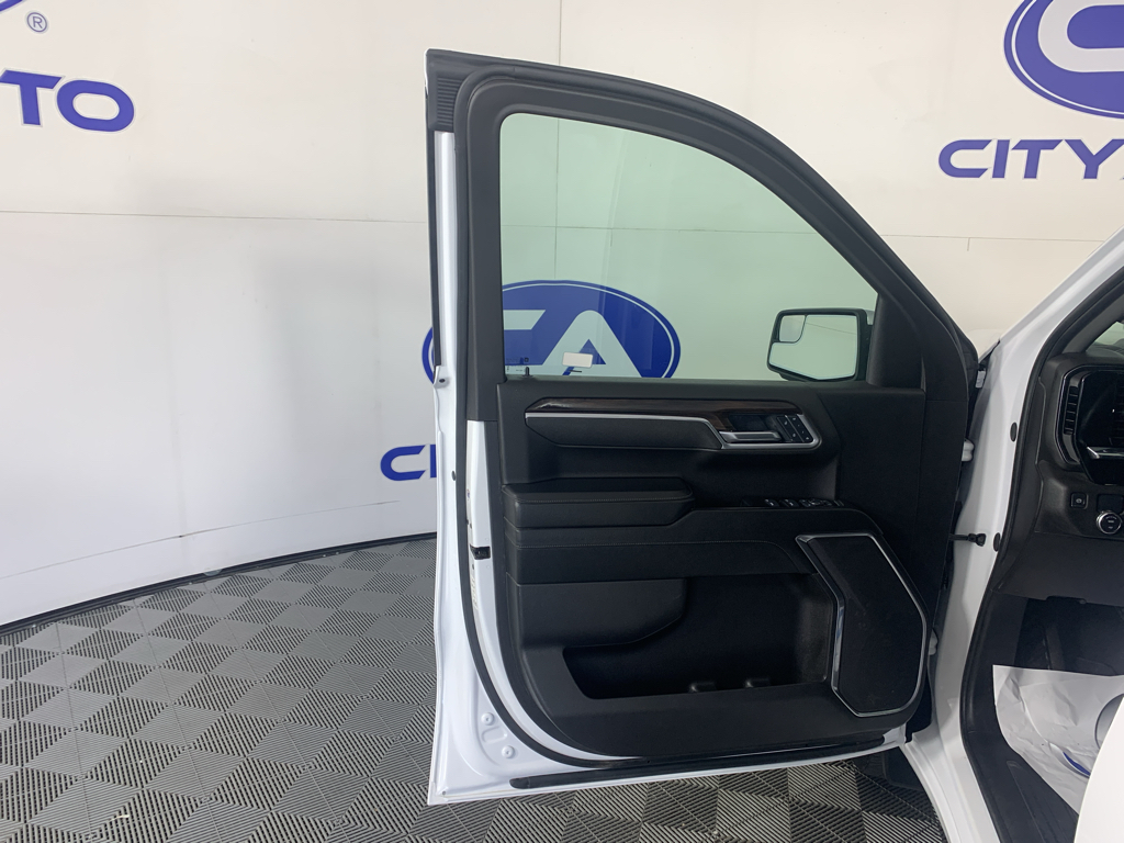 Vehicle photo 12