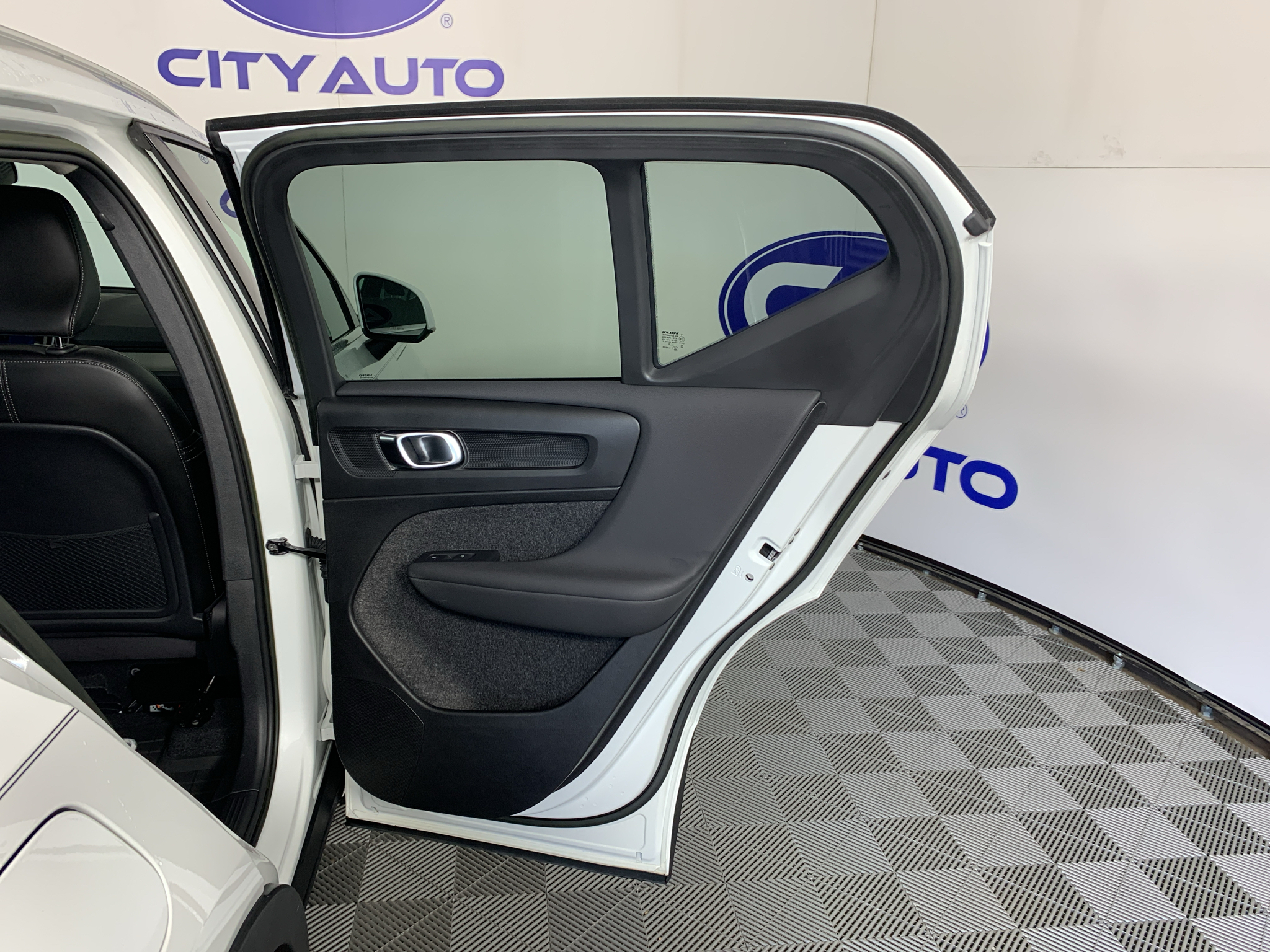 Used 2023 Volvo XC40 B5 SUV