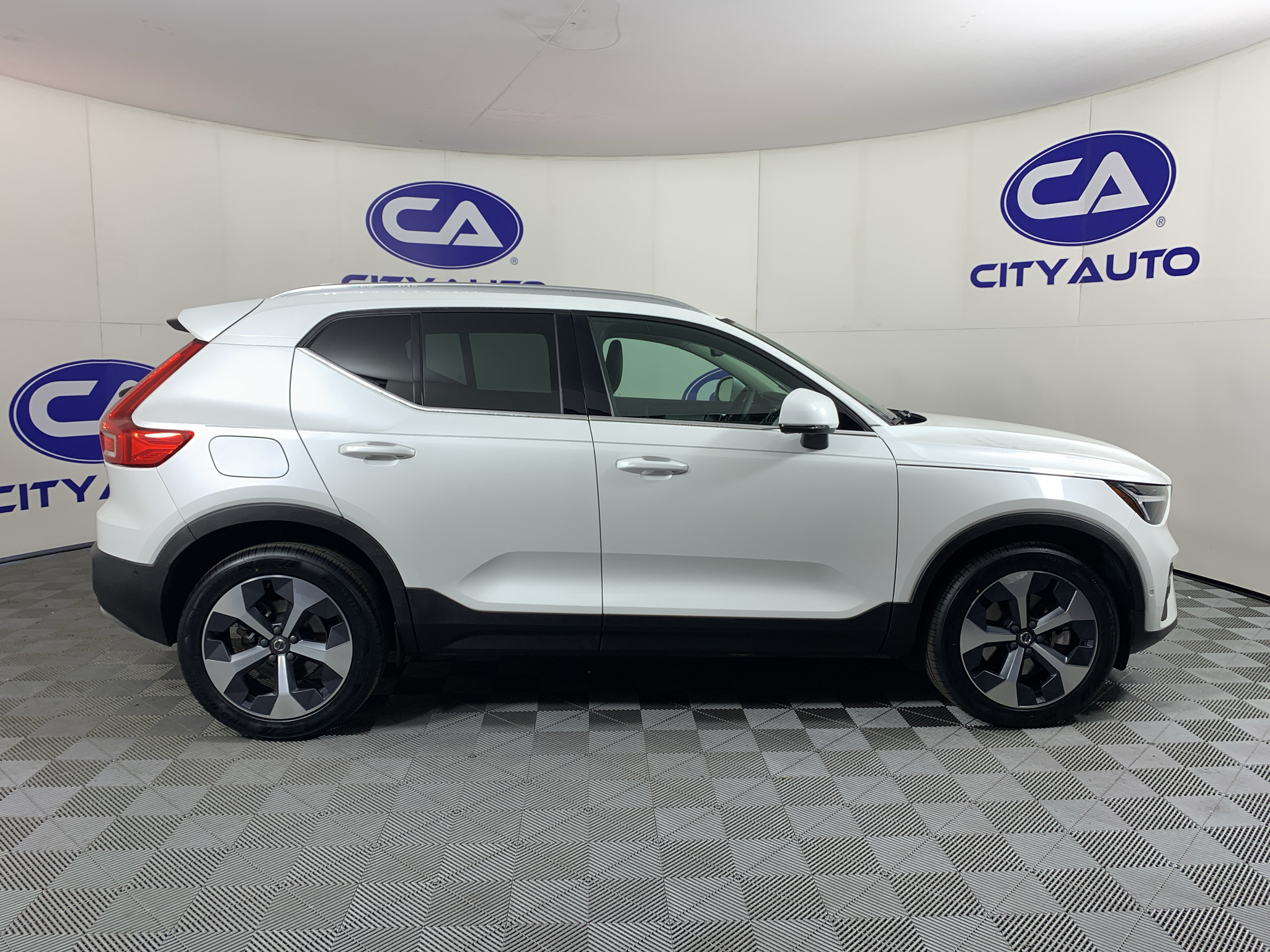 Used 2023 Volvo XC40 B5 SUV