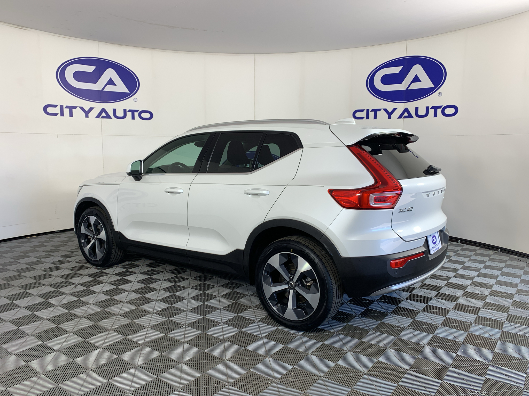 Used 2023 Volvo XC40 B5 SUV