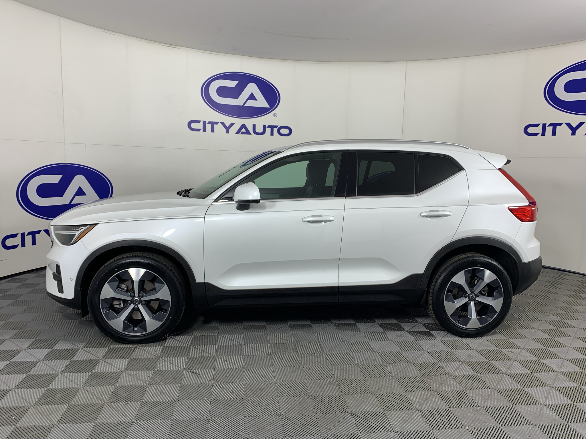 Used 2023 Volvo XC40 B5 SUV