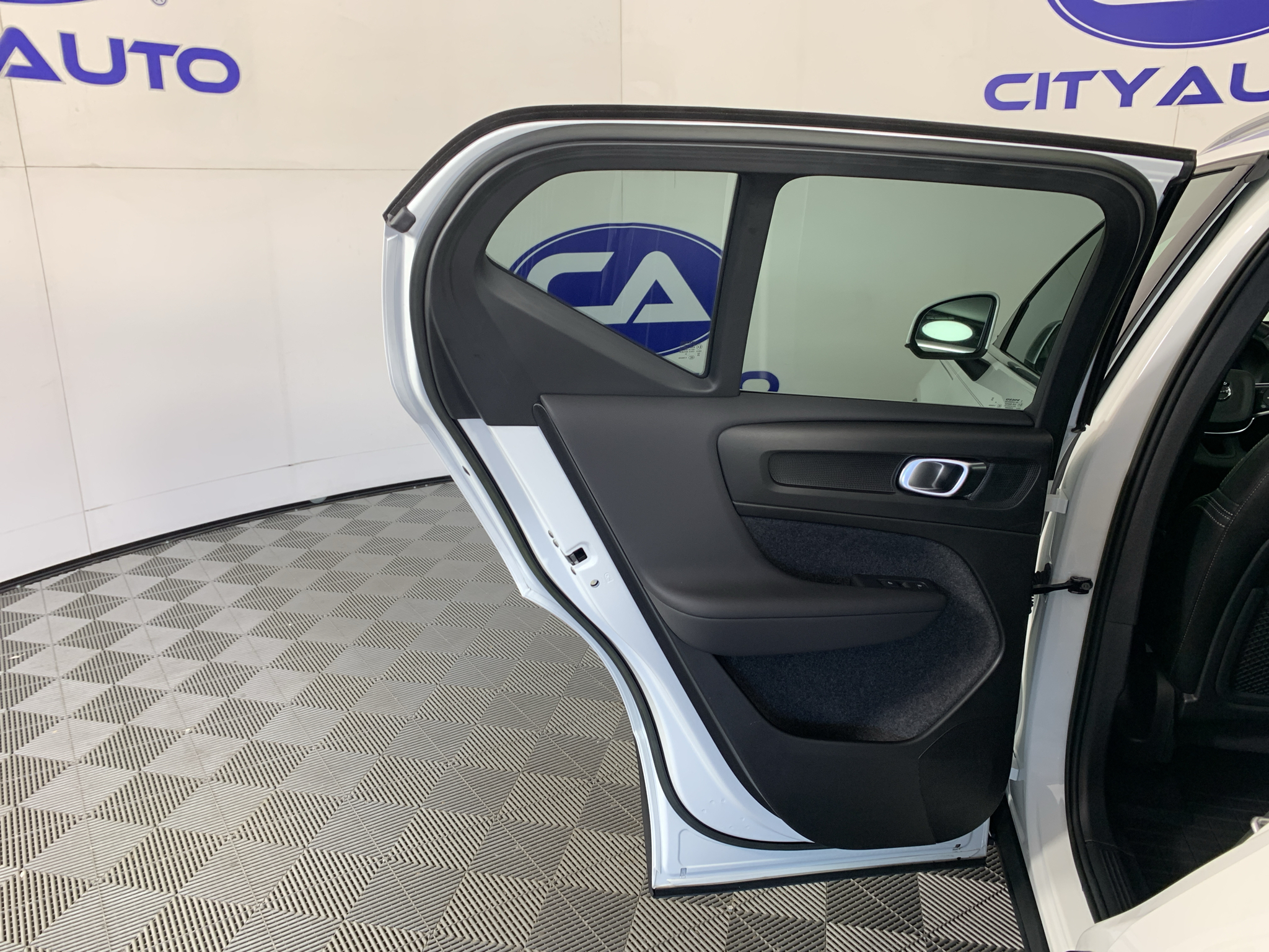 Used 2023 Volvo XC40 B5 SUV