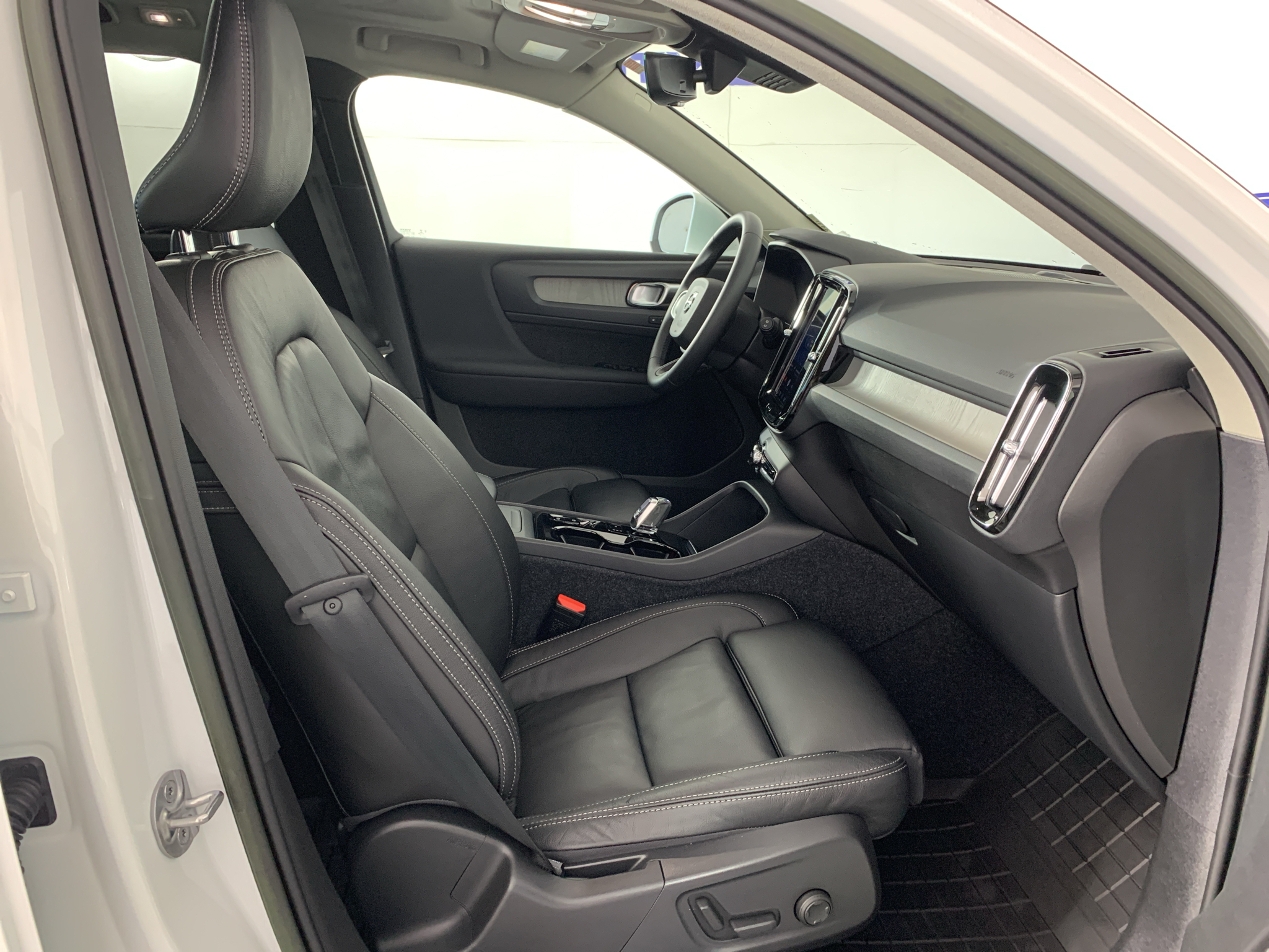 Used 2023 Volvo XC40 B5 SUV
