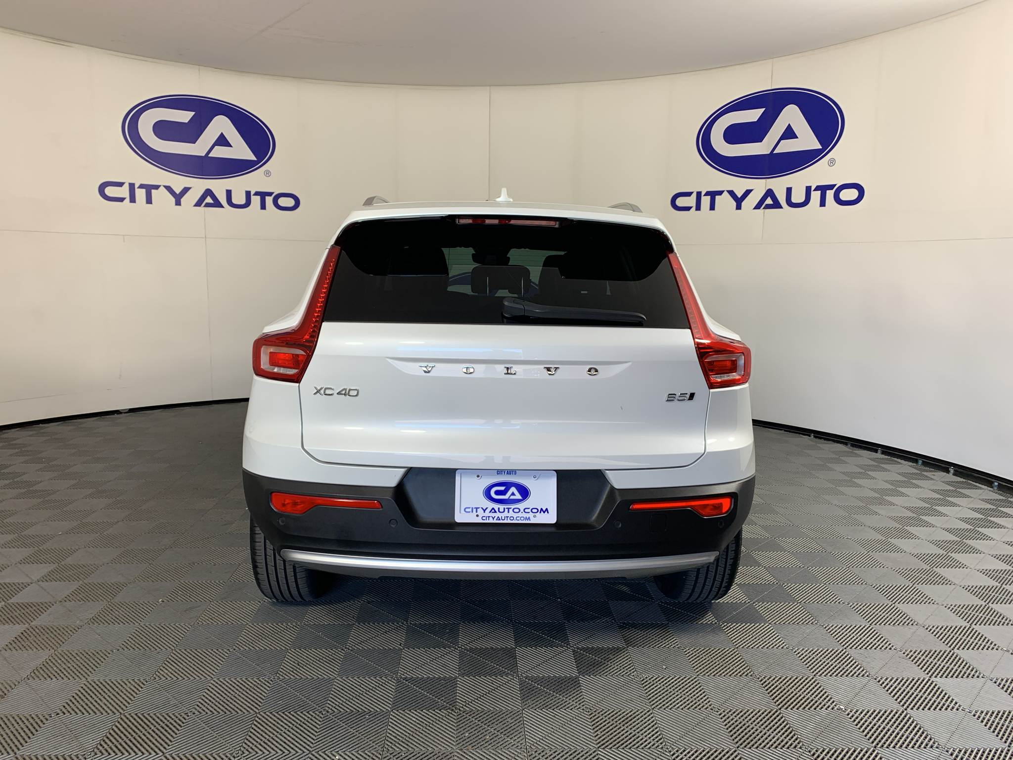 Used 2023 Volvo XC40 B5 SUV