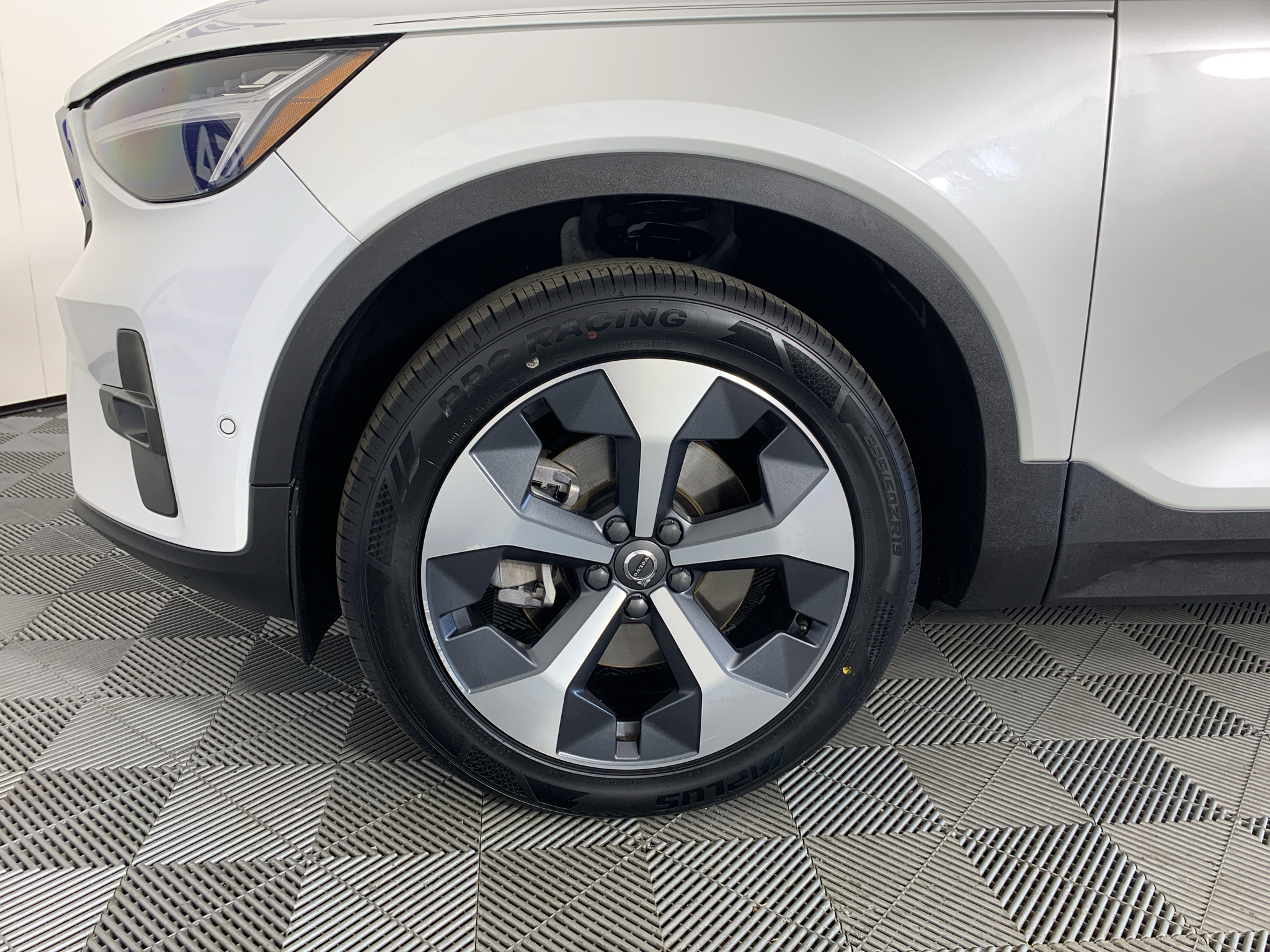 Used 2023 Volvo XC40 B5 SUV