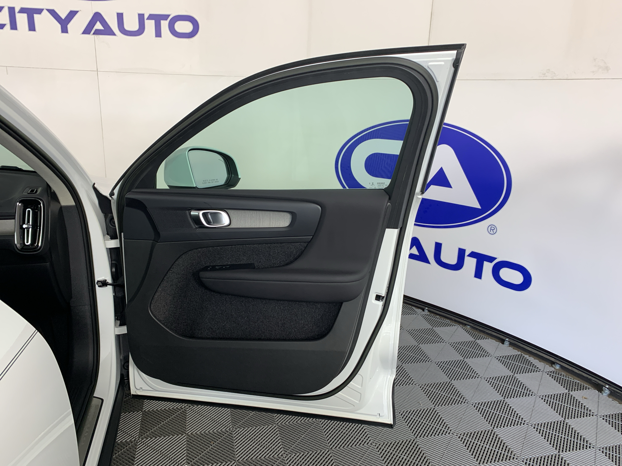 Used 2023 Volvo XC40 B5 SUV