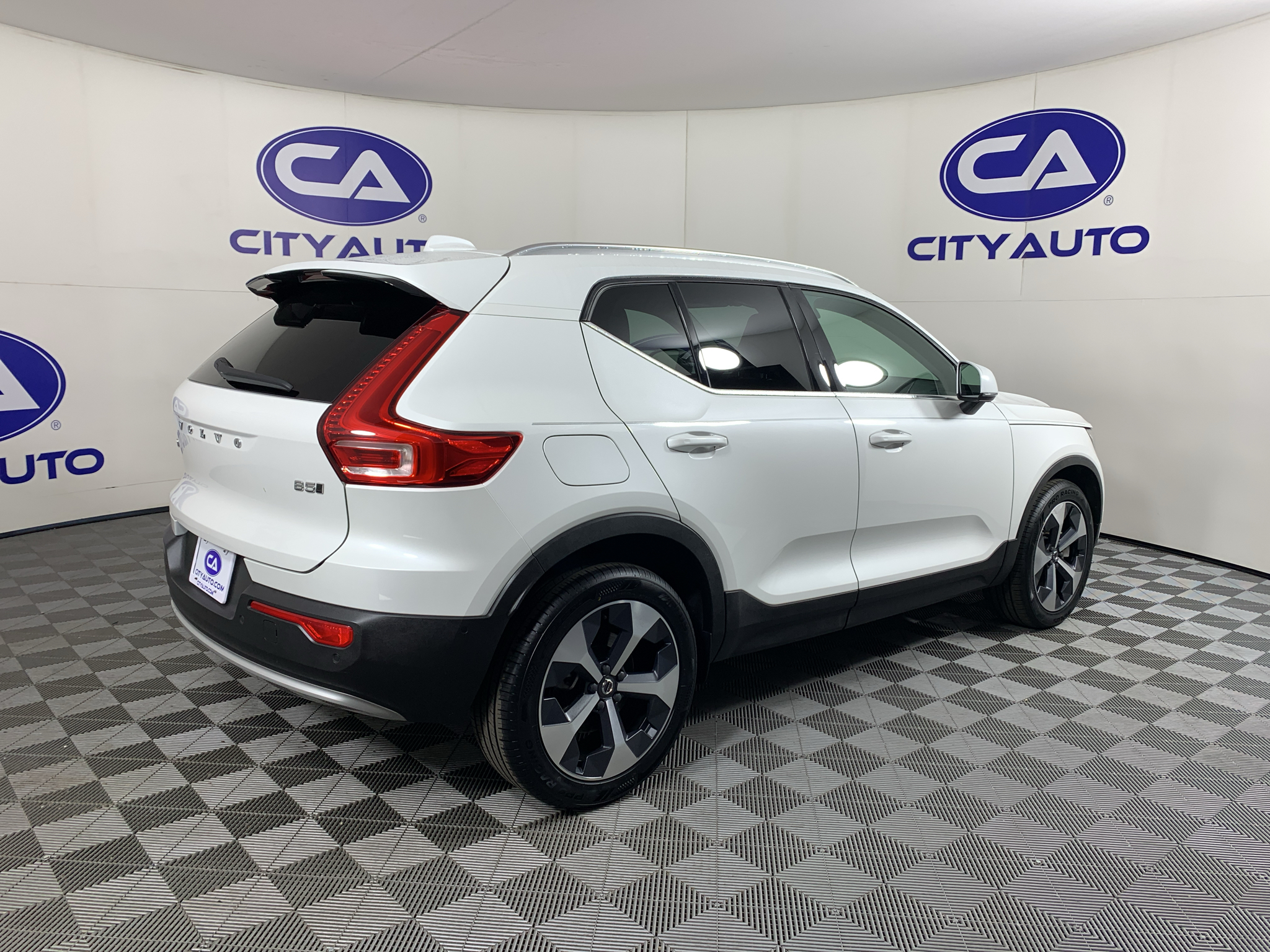 Used 2023 Volvo XC40 B5 SUV
