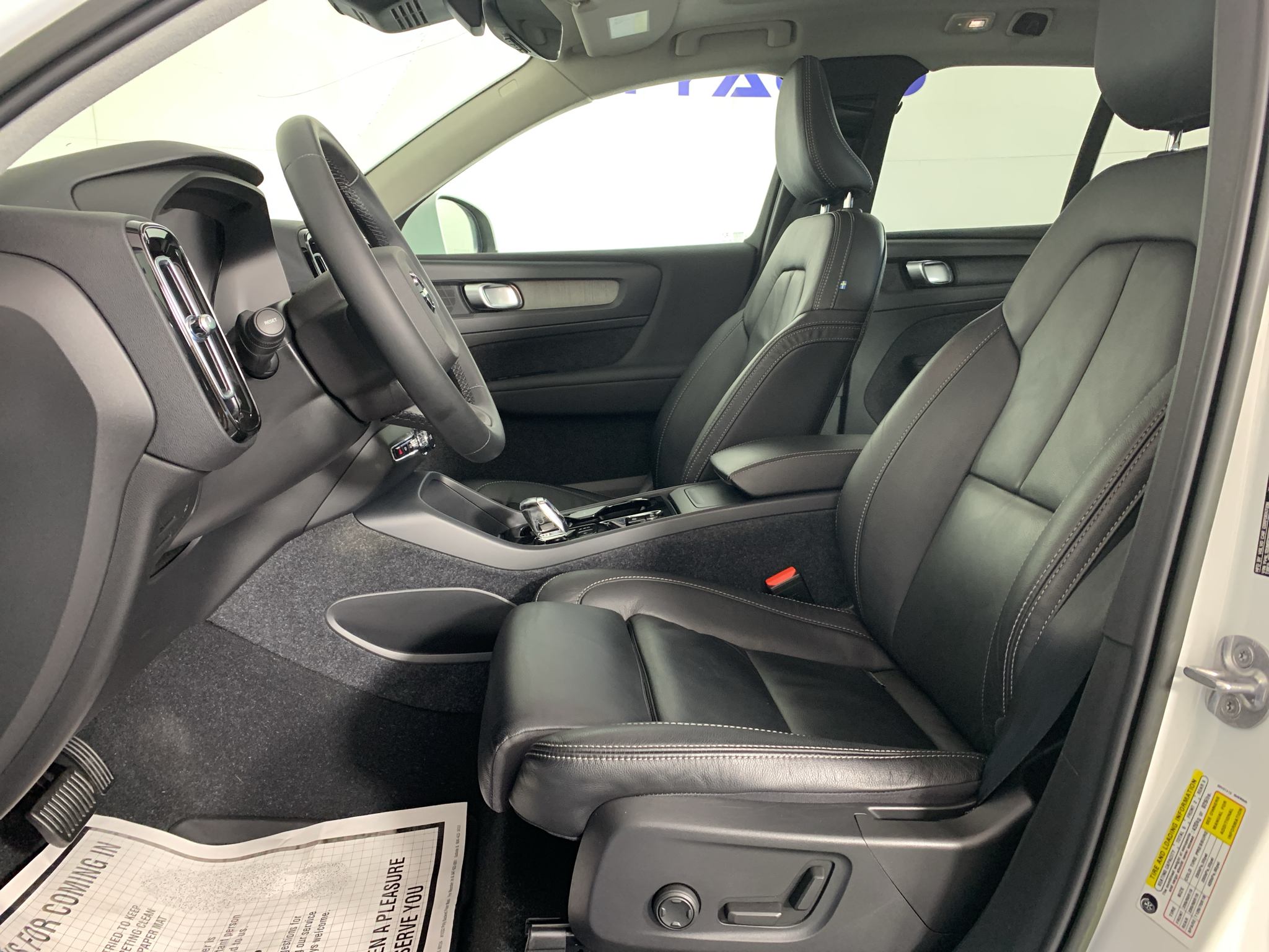 Used 2023 Volvo XC40 B5 SUV
