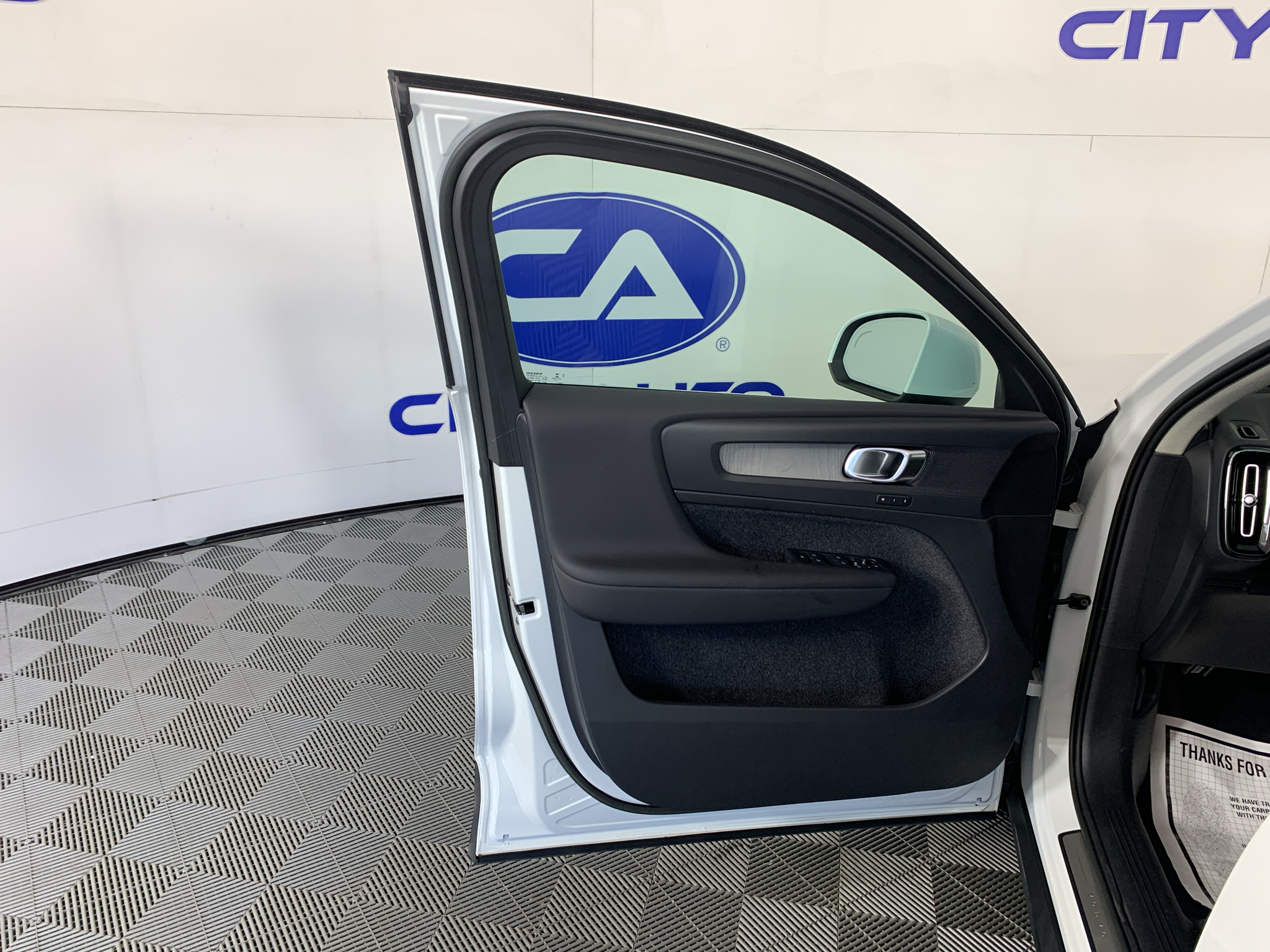 Used 2023 Volvo XC40 B5 SUV