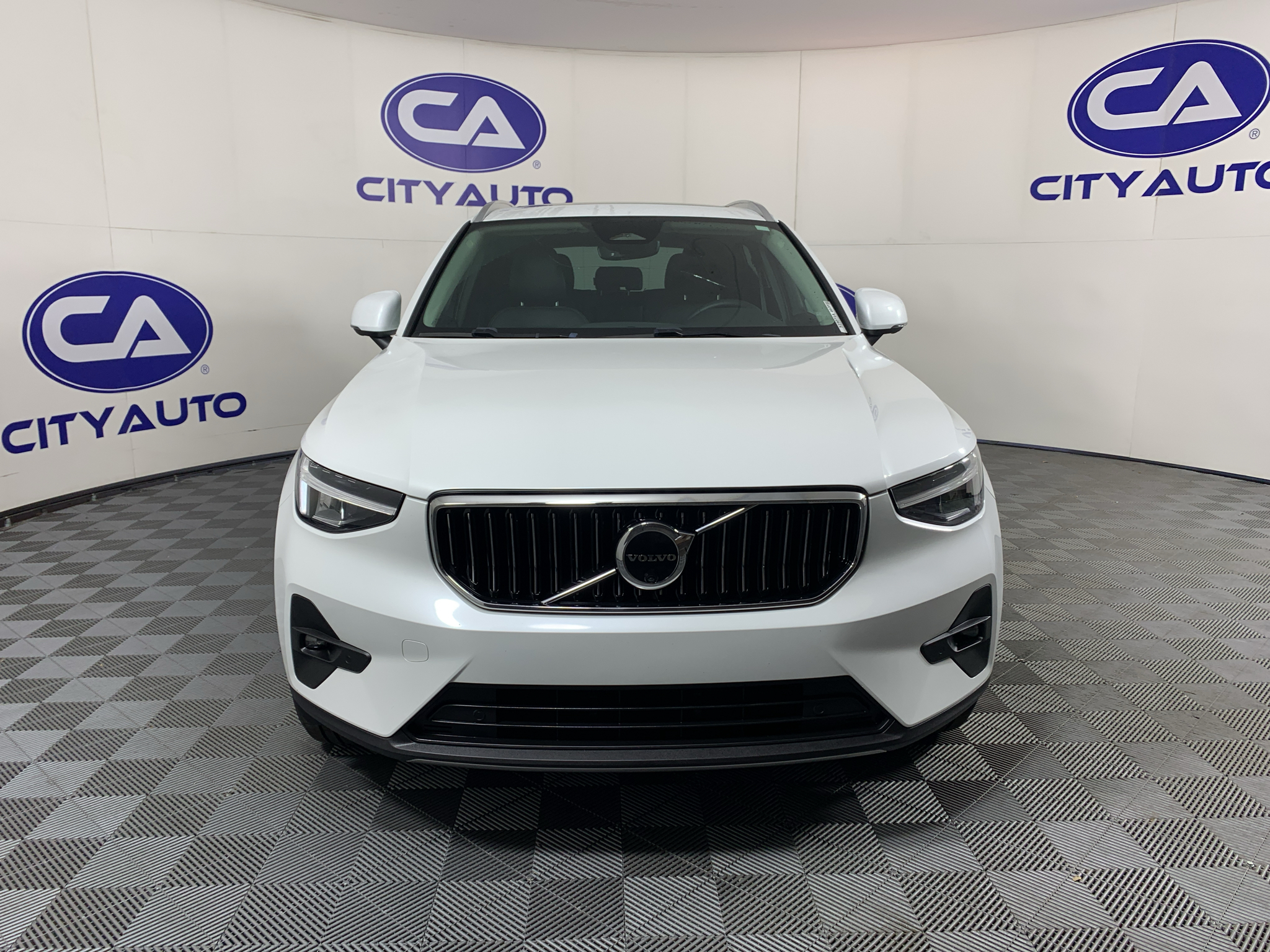 Used 2023 Volvo XC40 B5 SUV