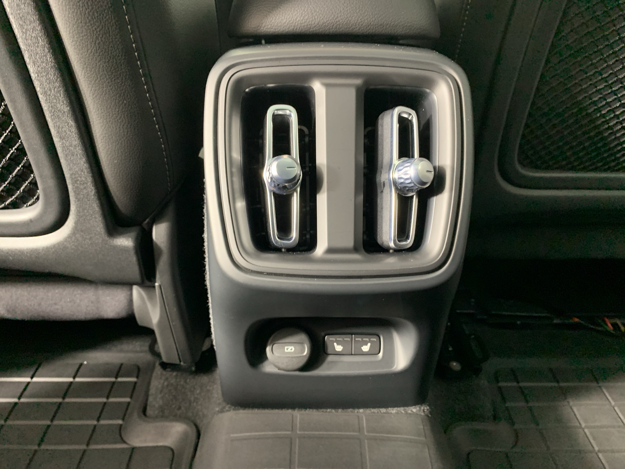 Used 2023 Volvo XC40 B5 SUV