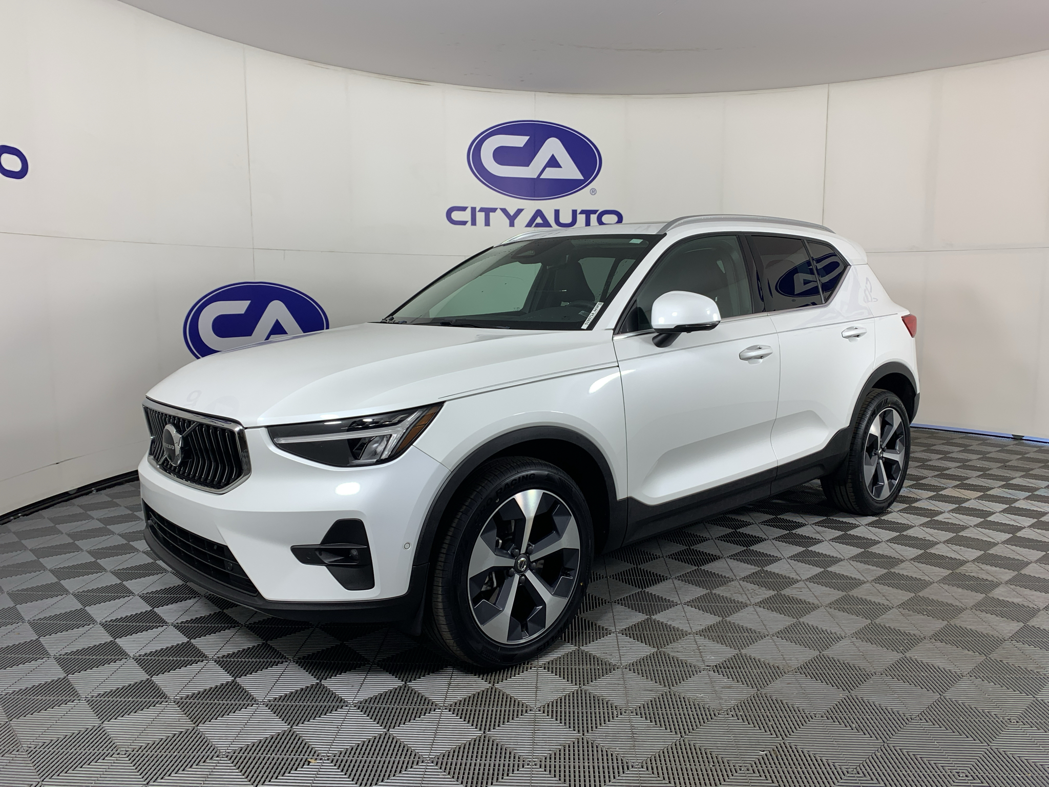 Used 2023 Volvo XC40 B5 SUV
