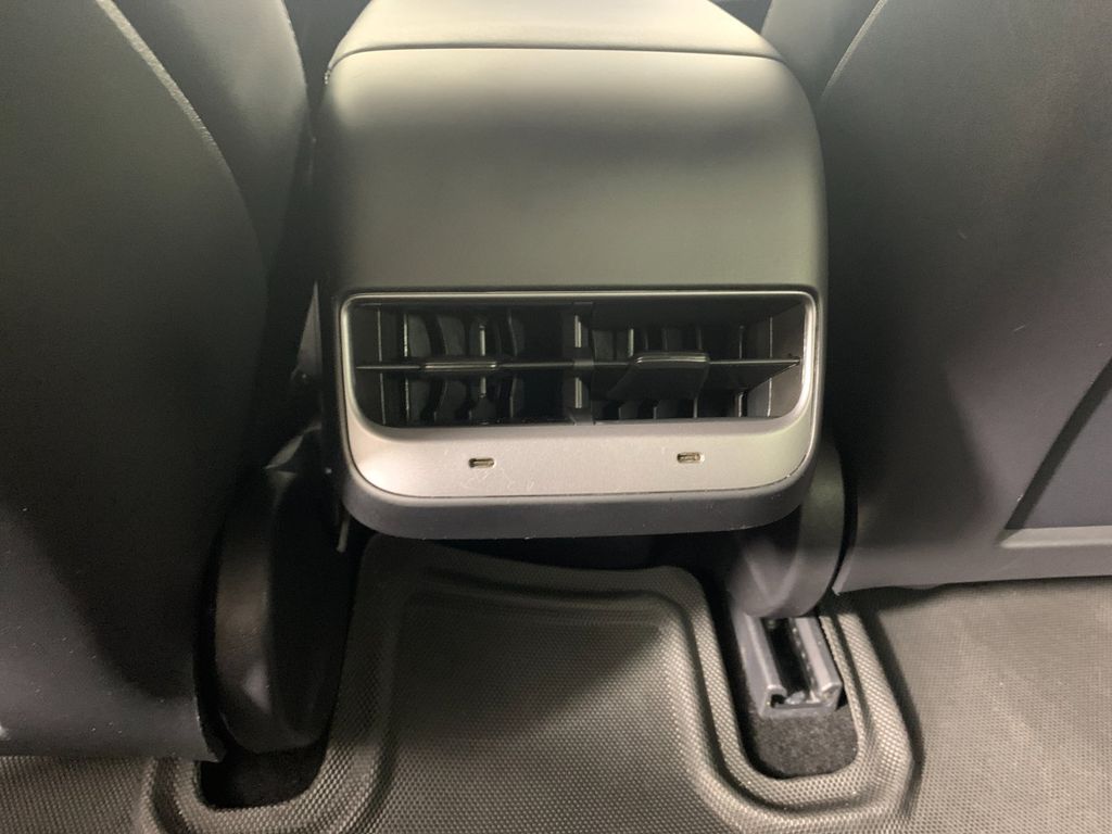 Vehicle photo 28