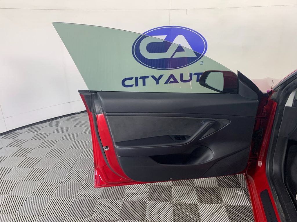 Vehicle photo 13