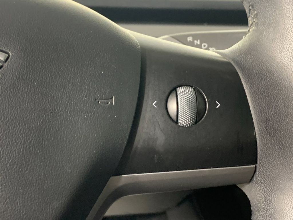Vehicle photo 17