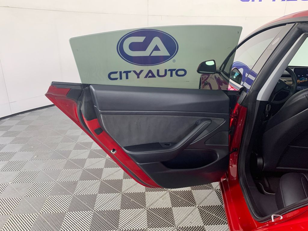 Vehicle photo 25