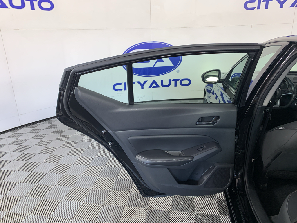 Vehicle photo 29