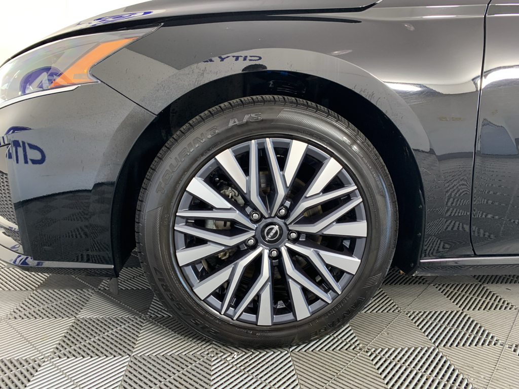 Vehicle photo 11