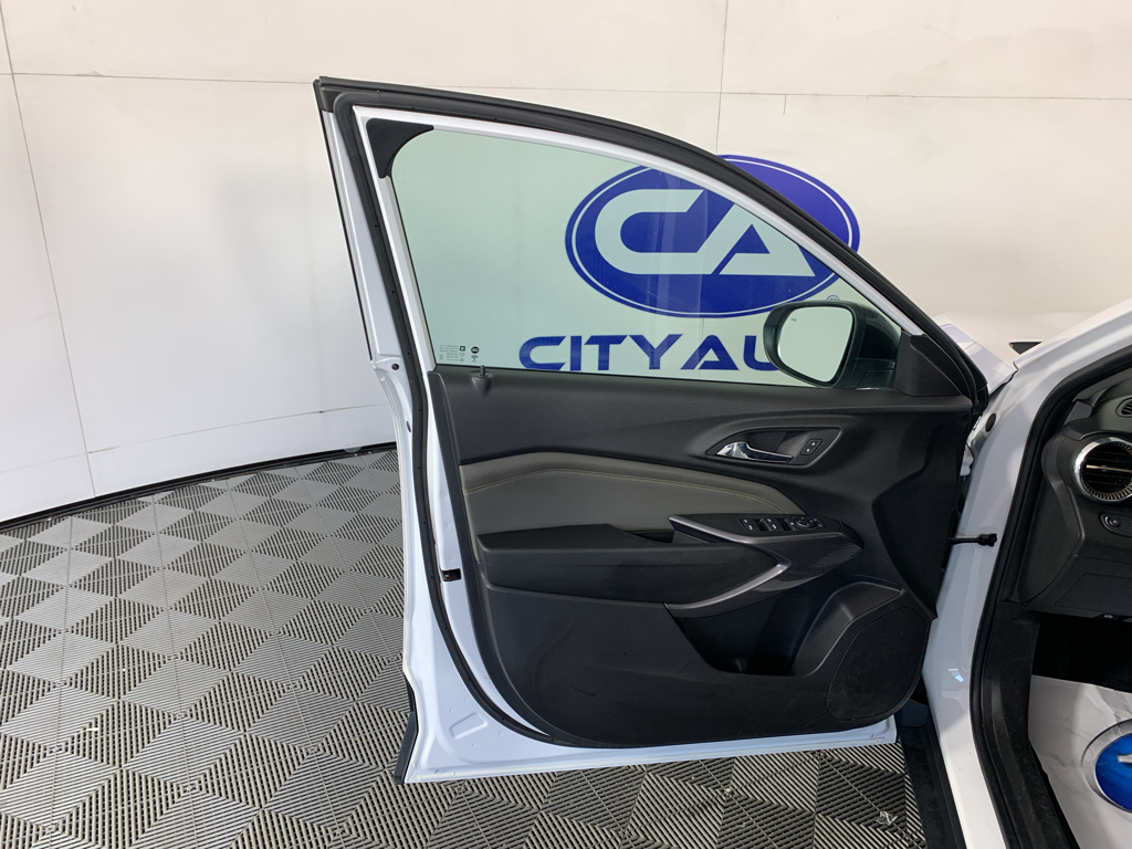 Vehicle photo 13