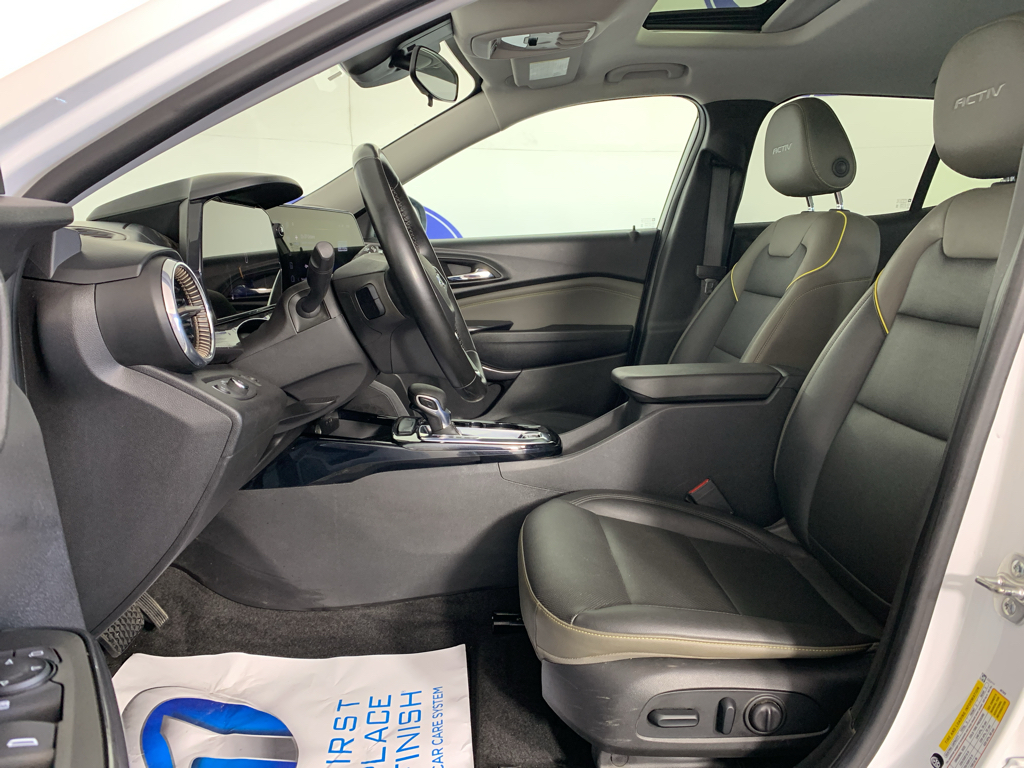 Vehicle photo 15