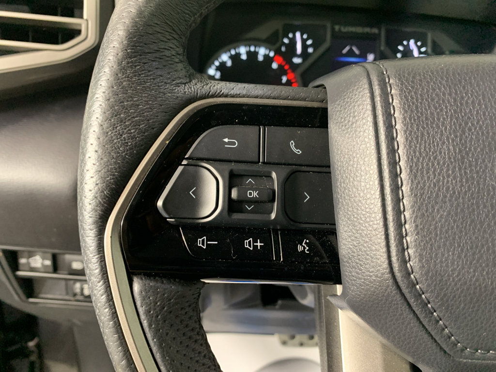 Vehicle photo 17