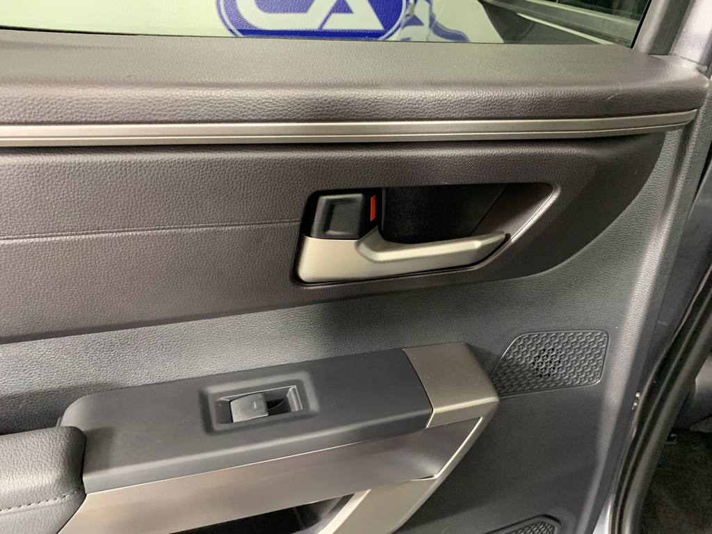 Vehicle photo 29