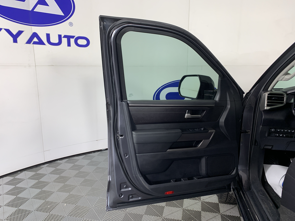 Vehicle photo 12