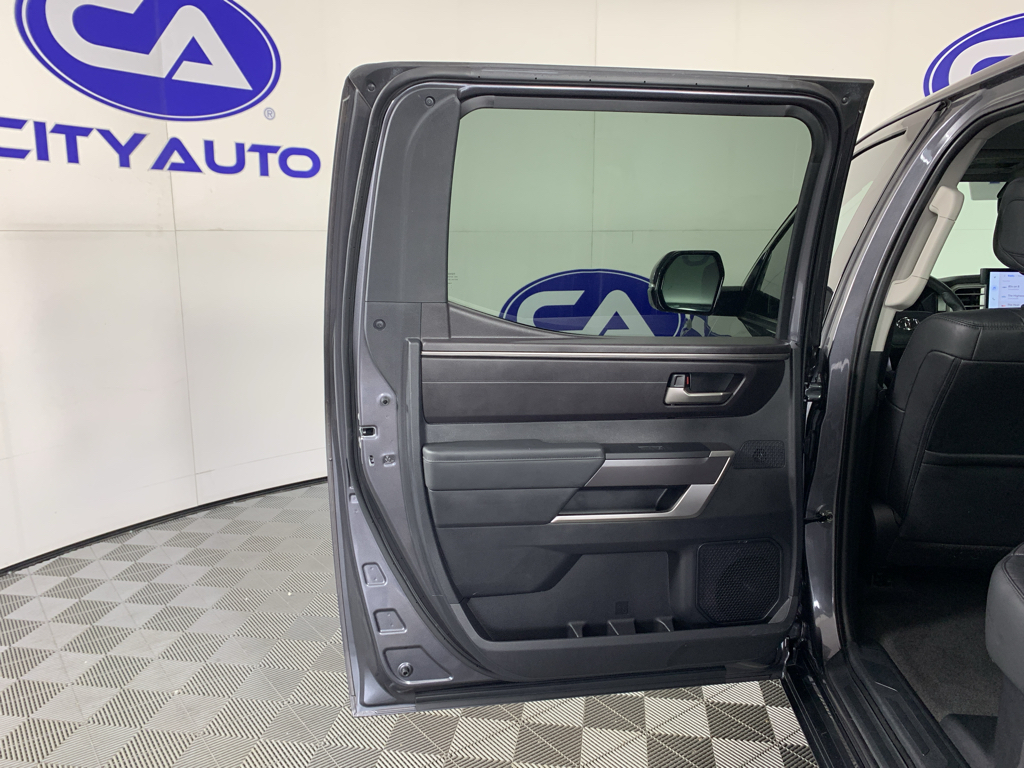 Vehicle photo 28