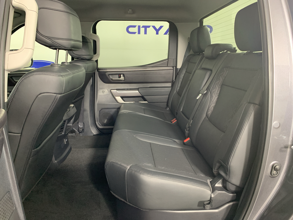 Vehicle photo 30