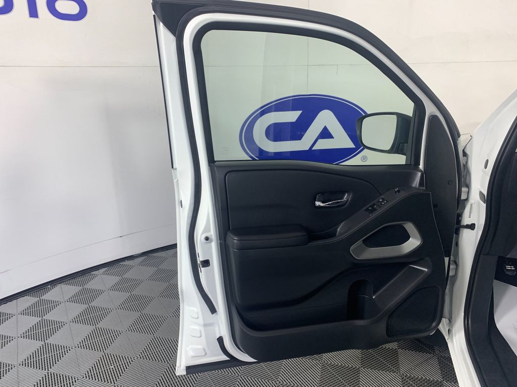 Vehicle photo 12