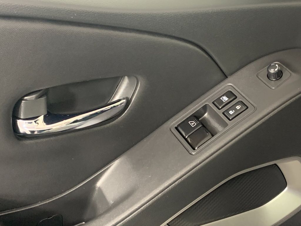 Vehicle photo 13