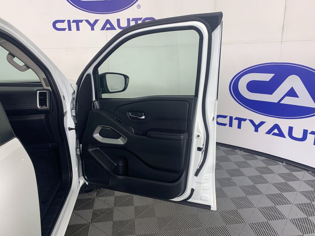 Vehicle photo 28