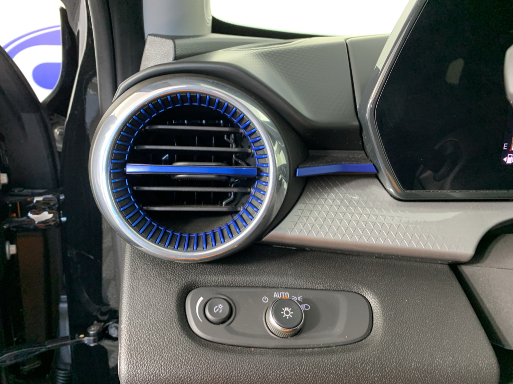 Vehicle photo 16