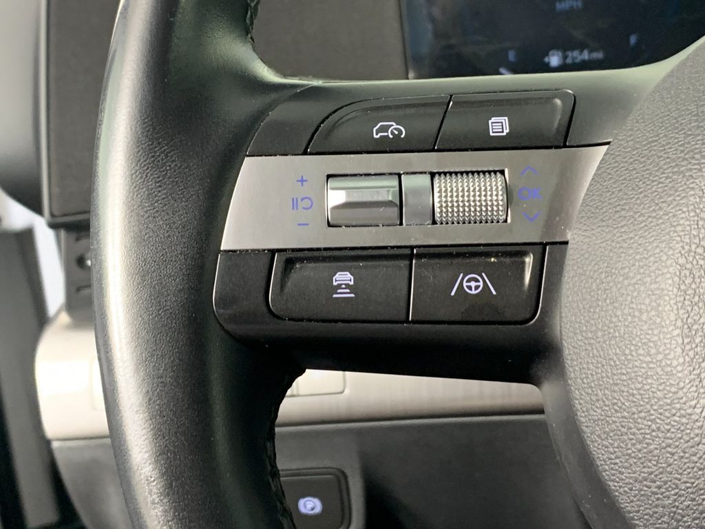Vehicle photo 18
