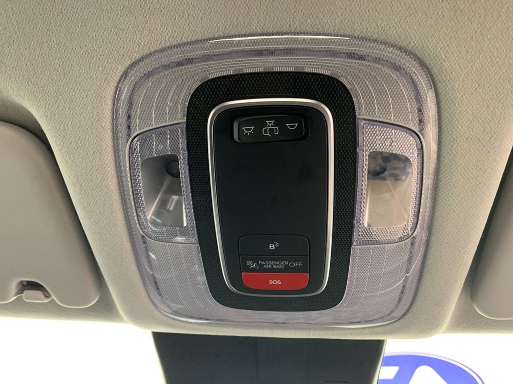 Vehicle photo 28