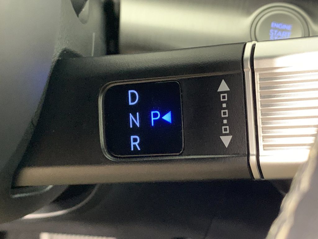 Vehicle photo 24