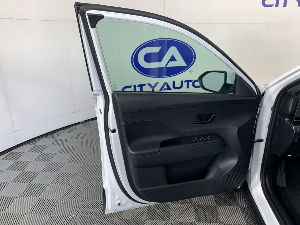 Vehicle photo 13