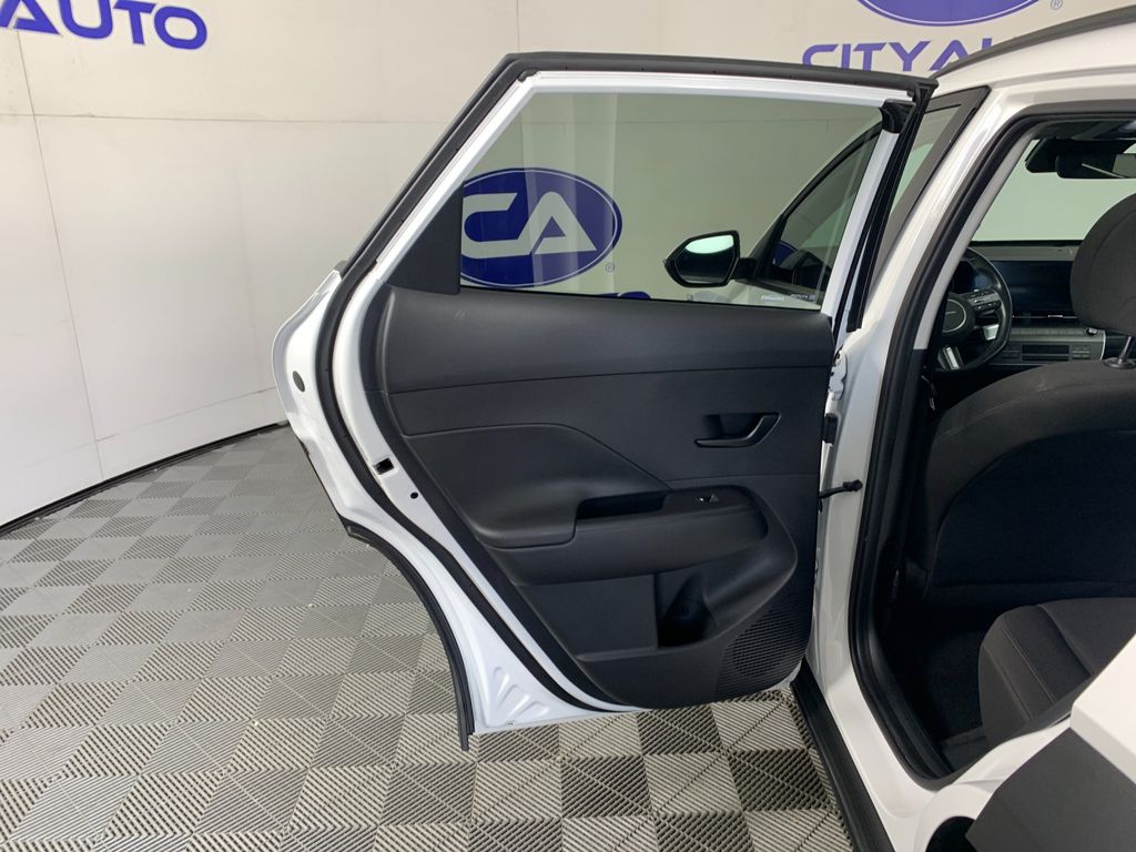 Vehicle photo 30