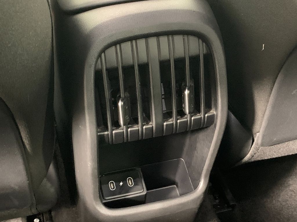 Vehicle photo 33