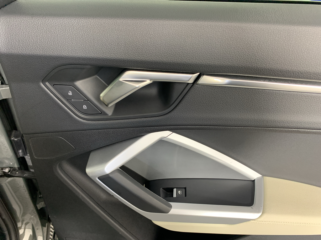 Vehicle photo 37
